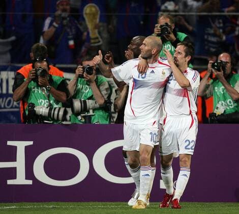 Zinedine Zidane (li.) und Franck Ribery (beide Frankreich) - Torjubel - Fußball WM Herren WM 2006, Länderspiel, Nationalteam, Achtelfinale, Frankreich, Nationaltrikot Gruppe Hannover Freude, Fußball WM Herren WM 2006, Länderspiel, Nationalteam, Achtelfinale, Frankreich, Nationaltrikot Gruppe Hannover Freude,