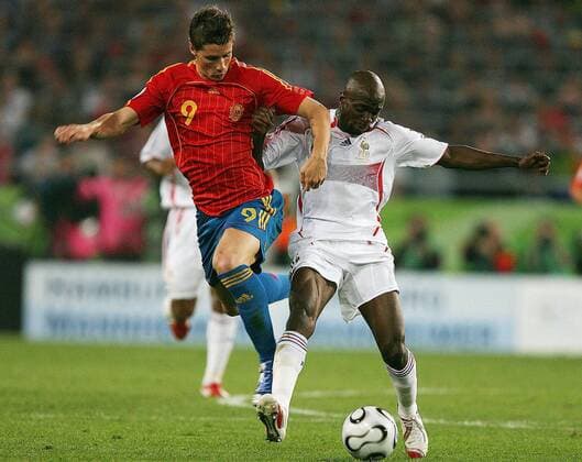 Claude Makelele (Frankreich, re.) gegen Fernando Torres (Spanien) Fußball WM Herren WM 2006, Länderspiel, Nationalteam, Nationaltrikot, Achtelfinale, Spanien - Frankreich 1:3 Gruppe Hannover Dynamik, Fußball WM Herren WM 2006, Länderspiel, Nationalteam, Nationaltrikot, Achtelfinale, Spanien - Frankreich 1:3 Gruppe Hannover Dynamik,