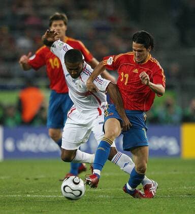 Luis Garcia (Spanien, re.) gegen Florent Malouda (Frankreich) Fußball WM Herren WM 2006, Länderspiel, Nationalteam, Nationaltrikot, Achtelfinale, Spanien - Frankreich 1:3 Gruppe Hannover Dynamik, Kampf, Fußball WM Herren WM 2006, Länderspiel, Nationalteam, Nationaltrikot, Achtelfinale, Spanien - Frankreich 1:3 Gruppe Hannover Dynamik, Kampf,