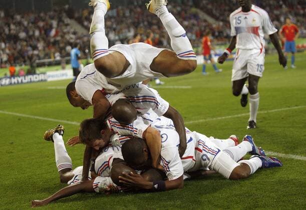 Thierry Henry (Frankreich, o.) komplettiert die Jubeltraube Fußball WM Herren WM 2006, Länderspiel, Nationalteam, Nationaltrikot, Achtelfinale Gruppe Hannover Begeisterung, Freude, Fußball WM Herren WM 2006, Länderspiel, Nationalteam, Nationaltrikot, Achtelfinale Gruppe Hannover Begeisterung, Freude,