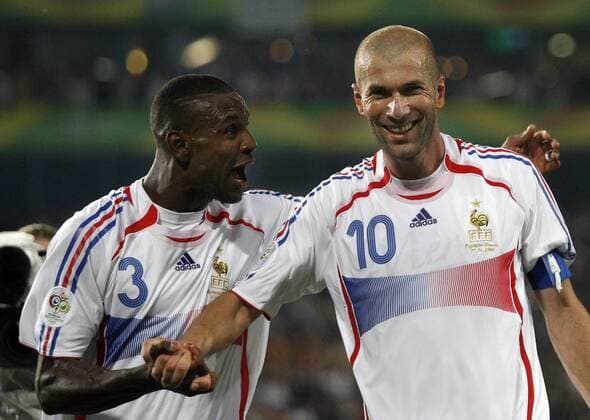 Zinedine Zidane (re.) und Eric Abidal (beide Frankreich) - Schlußjubel Fußball WM Herren WM 2006, Länderspiel, Nationalteam, Nationaltrikot, Achtelfinale Gruppe Hannover Freude, Fußball WM Herren WM 2006, Länderspiel, Nationalteam, Nationaltrikot, Achtelfinale Gruppe Hannover Freude,