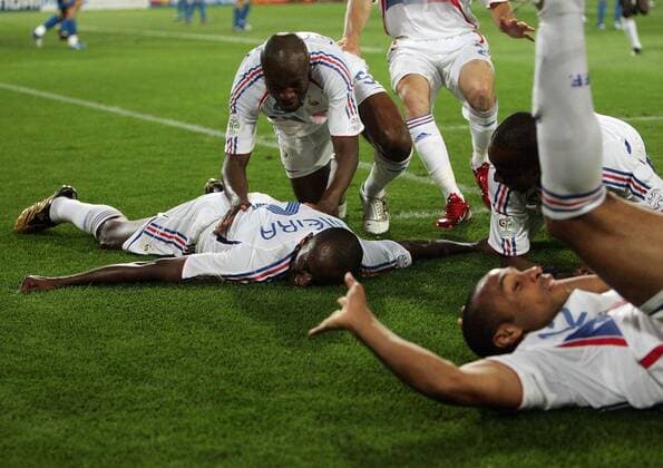 Torschütze Patrick Vieira liegt erschöpft aber glücklich am Boden, beglückwünscht von William Gallas (beide Frankreich) - Fußball WM Herren WM 2006, Länderspiel, Nationalteam, Achtelfinale, Nationaltrikot Gruppe Hannover Freude, Erschöpfung, Fußball WM Herren WM 2006, Länderspiel, Nationalteam, Achtelfinale, Nationaltrikot Gruppe Hannover Freude, Erschöpfung,