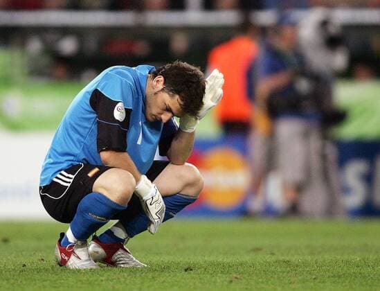 Torwart Iker Casillas (Spanien) enttäuscht - Fußball WM Herren WM 2006, Länderspiel, Nationalteam, Achtelfinale, Nationaltrikot Einzelbild Hannover Nachdenklichkeit, Enttäuschung, Fußball WM Herren WM 2006, Länderspiel, Nationalteam, Achtelfinale, Nationaltrikot Einzelbild Hannover Nachdenklichkeit, Enttäuschung,