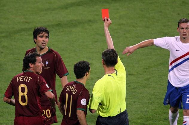 Schiedsrichter Valentin Ivanov (Rußland) zeigt Deco (2.v.li.) die rote Karte, Petit (li.) und Simao Sabrosa (alle Portugal) schauen zu Fußball WM Herren WM 2006, Länderspiel, Nationalteam, Achtelfinale, Nationaltrikot, Portugal - Niederlande 1:0, Vdig Gruppe Nürnberg Fußball WM Herren WM 2006, Länderspiel, Nationalteam, Achtelfinale, Nationaltrikot, Portugal - Niederlande 1:0, Vdig Gruppe Nürnberg