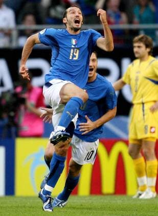 Torschütze Gianluca Zambrotta (Italien, li.) jubelt - Fußball WM Herren WM 2006, Länderspiel, Nationalteam, Viertelfinale, Nationaltrikot, Gruppe Hamburg Freude, Begeisterung, Fußball WM Herren WM 2006, Länderspiel, Nationalteam, Viertelfinale, Nationaltrikot, Gruppe Hamburg Freude, Begeisterung,