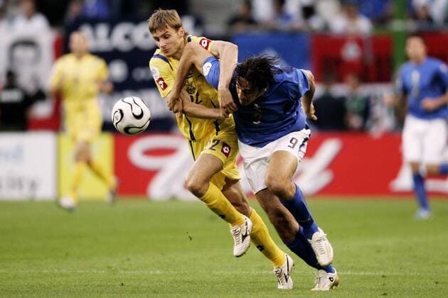Luca Toni (Italien, re.) gegen Vyacheslav Sviderskiy (Ukraine) Fußball WM Herren WM 2006, Länderspiel, Nationalteam, Viertelfinale, Nationaltrikot, Italien - Ukraine 3:0 Gruppe Hamburg Dynamik, Kampf, Fußball WM Herren WM 2006, Länderspiel, Nationalteam, Viertelfinale, Nationaltrikot, Italien - Ukraine 3:0 Gruppe Hamburg Dynamik, Kampf,