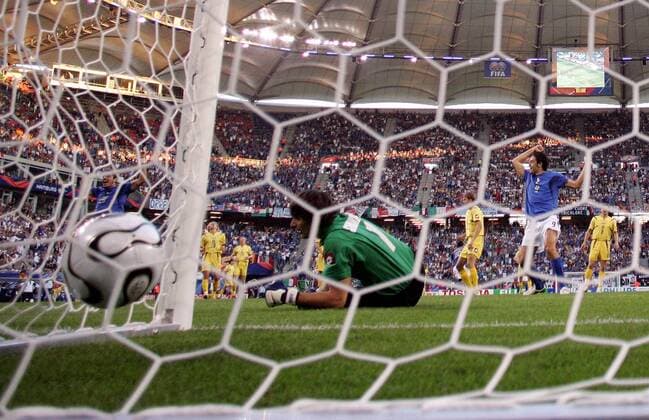Torwart Oleksandr Shovkovskiy (Ukraine) kassiert das 1:0 - Fußball WM Herren WM 2006, Länderspiel, Nationalteam, Viertelfinale, Nationaltrikot, Italien - Ukraine 3:0 Totale Torhüter, Keeper, Hintertor, Hintertorkamera Hamburg, Hintertorperspektive, Ball Fußball WM Herren WM 2006, Länderspiel, Nationalteam, Viertelfinale, Nationaltrikot, Italien - Ukraine 3:0 Totale Torhüter, Keeper, Hintertor, Hintertorkamera Hamburg, Hintertorperspektive, Ball