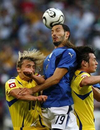 Gianluca Zambrotta (Italien, Mitte) - Kopfballsieger gegen Maksim Kalinichenko (li.) und Artem Milevskiy (beide Ukraine) - Fußball WM Herren WM 2006, Länderspiel, Nationalteam, Viertelfinale, Nationaltrikot, Italien - Ukraine 3:0 Gruppe Hamburg Dynamik, Kampf, Fußball WM Herren WM 2006, Länderspiel, Nationalteam, Viertelfinale, Nationaltrikot, Italien - Ukraine 3:0 Gruppe Hamburg Dynamik, Kampf,