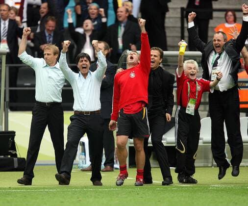 Grenzenloser Jubel auf der Trainerbank, v.li.: Bundestrainer Jürgen Klinsmann, Co Trainer Joachim Löw, Torwarttrainer Andreas Köpke, Teammanager Oliver Bierhoff und Physiotherapeut Adolf Katzenmeier (alle Deutschland) Fußball WM Herren WM 2006, Länderspiel, Nationalteam, Viertelfinale, Masseur, Betreuerstab, Bank Gruppe Berlin Begeisterung, Freude, Fußball WM Herren WM 2006, Länderspiel, Nationalteam, Viertelfinale, Masseur, Betreuerstab, Bank Gruppe Berlin Begeisterung, Freude,