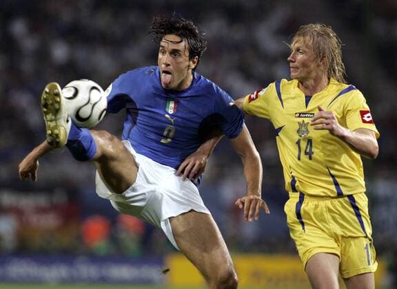 Luca Toni (Italien, li.) - Ballannahme gegen Andriy Gusin (Ukraine) Fußball WM Herren WM 2006, Länderspiel, Nationalteam, Viertelfinale, Nationaltrikot, Italien - Ukraine 3:0 Gruppe Hamburg Dynamik, Fußball WM Herren WM 2006, Länderspiel, Nationalteam, Viertelfinale, Nationaltrikot, Italien - Ukraine 3:0 Gruppe Hamburg Dynamik,