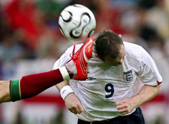 Wayne Rooney (England) macht mit dem Schuh seines Gegenspielers Bekanntschaft - Fußball WM Herren WM 2006, Länderspiel, Nationalteam, Viertelfinale, Nationaltrikot, England - Portugal Einzelbild Gelsenkirchen Fußball WM Herren WM 2006, Länderspiel, Nationalteam, Viertelfinale, Nationaltrikot, England - Portugal Einzelbild Gelsenkirchen