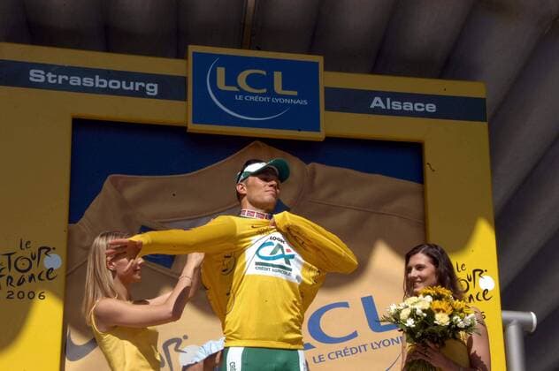 Tour de France 2006: Prologsieger Thor Hushovd (Norwegen Credit Agricole) streift das gelben Trikot des Gesamtführenden über - Radsport Herren Tour de France 2006, ProTour, Straßenradsport, Straße, Rad, Prolog, Einzelzeitfahren, Zeitfahren Gruppe Prolog: Straßburg Radsport Herren Tour de France 2006, ProTour, Straßenradsport, Straße, Rad, Prolog, Einzelzeitfahren, Zeitfahren Gruppe Prolog: Straßburg