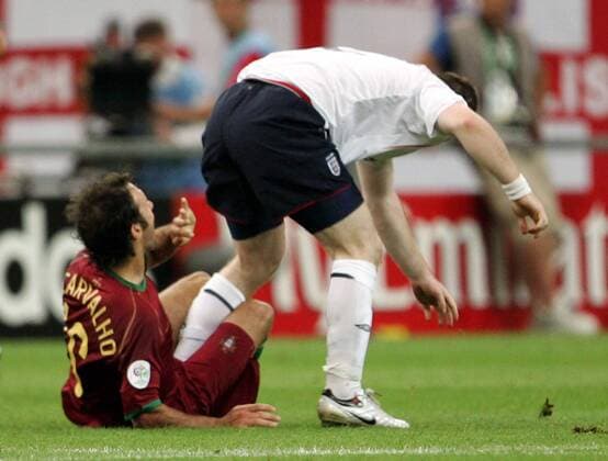 Wayne Rooney (England, re.) tritt Ricardo Carvalho (Portugal) in die Weichteile - Fußball WM Herren WM 2006, Länderspiel, Nationalteam, Nationaltrikot, Viertelfinale, England - Portugal 1:3 n.E. Gruppe o0 Turnierhighlight Gelsenkirchen Kampf, Fußball WM Herren WM 2006, Länderspiel, Nationalteam, Nationaltrikot, Viertelfinale, England - Portugal 1:3 n.E. Gruppe o0 Turnierhighlight Gelsenkirchen Kampf,