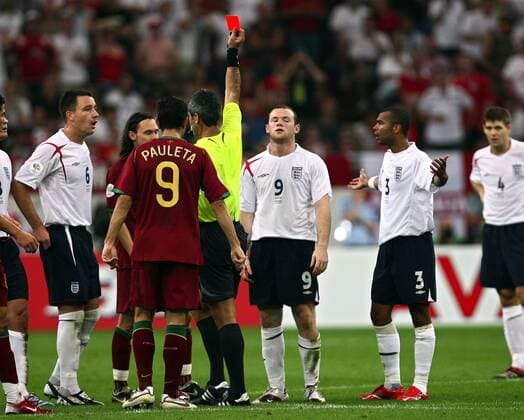 Wayne Rooney (England, 3.v.re.) sieht von FIFA Schiedsrichter Horacio Elizondo (Argentinien, 4.v.re.) die rote Karte, Ashley Cole (2.v.re) und John Terry (beide England, li.) sind fassungslos - Fußball WM Herren WM 2006, Länderspiel, Nationalteam, Nationaltrikot, Viertelfinale, England - Portugal 1:3 n.E. Gruppe Gelsenkirchen Fußball WM Herren WM 2006, Länderspiel, Nationalteam, Nationaltrikot, Viertelfinale, England - Portugal 1:3 n.E. Gruppe Gelsenkirchen