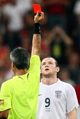 Wayne Rooney (England, re) sieht von FIFA Schiedsrichter Horacio Elizondo (Argentinien) die rote Karte - Fußball WM Herren WM 2006, Länderspiel, Nationalteam, Nationaltrikot, Viertelfinale, England - Portugal 1:3 n.E. Gruppe Gelsenkirchen Fußball WM Herren WM 2006, Länderspiel, Nationalteam, Nationaltrikot, Viertelfinale, England - Portugal 1:3 n.E. Gruppe Gelsenkirchen
