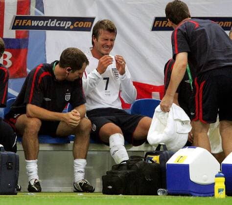 David Beckham (England, Mitte) mit schmerzverzerrtem Gesicht auf der Bank Fußball WM Herren WM 2006, Länderspiel, Nationalteam, Nationaltrikot, Viertelfinale, England Gruppe Gelsenkirchen Fußball WM Herren WM 2006, Länderspiel, Nationalteam, Nationaltrikot, Viertelfinale, England Gruppe Gelsenkirchen