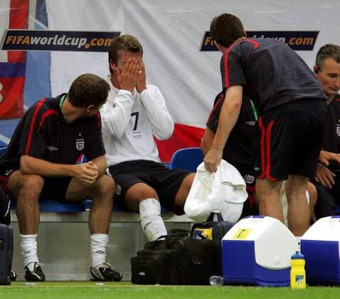 David Beckham (England, Mitte) hält sich vor schmerzen die Hände vors Gesicht Fußball WM Herren WM 2006, Länderspiel, Nationalteam, Nationaltrikot, Viertelfinale, England Gruppe Gelsenkirchen Enttäuschung, Fußball WM Herren WM 2006, Länderspiel, Nationalteam, Nationaltrikot, Viertelfinale, England Gruppe Gelsenkirchen Enttäuschung,