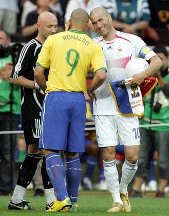 Zinedine Zidane (re.) und Torwart Fabien Barthez (beide Frankreich) begrüßen Ronaldo (Brasilien) - Fußball WM Herren WM 2006, Länderspiel, Nationalteam, Viertelfinale, Nationaltrikot, Brasilien - Frankreich Gruppe Frankfurt M. Fußball WM Herren WM 2006, Länderspiel, Nationalteam, Viertelfinale, Nationaltrikot, Brasilien - Frankreich Gruppe Frankfurt M.