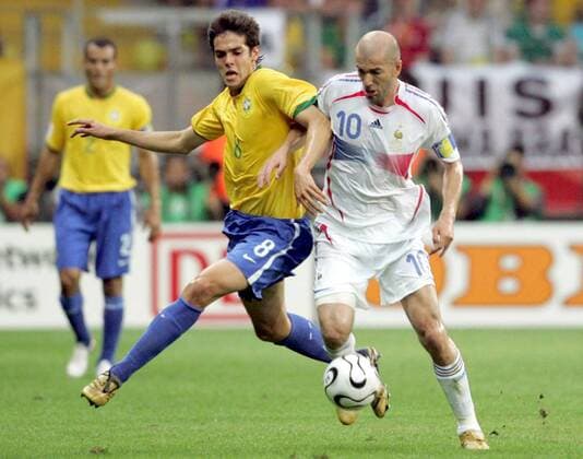 Zinedine Zidane (Frankreich, re.) gegen Kaka (Brasilien) Fußball WM Herren WM 2006, Länderspiel, Nationalteam, Viertelfinale, Nationaltrikot, Brasilien - Frankreich Gruppe Frankfurt M. Dynamik, Fußball WM Herren WM 2006, Länderspiel, Nationalteam, Viertelfinale, Nationaltrikot, Brasilien - Frankreich Gruppe Frankfurt M. Dynamik,