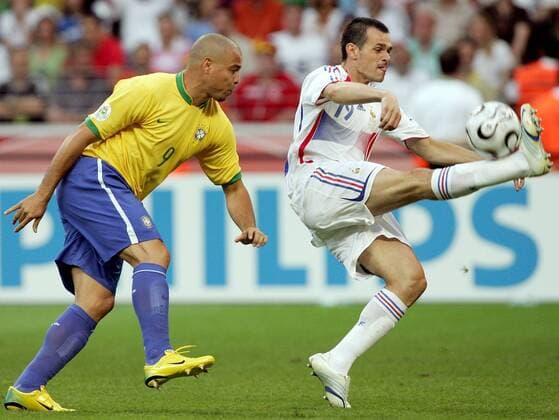 Willy Sagnol (Frankreich, re.) gegen Ronaldo (Brasilien) - Fußball WM Herren WM 2006, Länderspiel, Nationalteam, Nationaltrikot, Viertelfinale, Brasilien - Frankreich 0:1 Gruppe Frankfurt M. Dynamik, Fußball WM Herren WM 2006, Länderspiel, Nationalteam, Nationaltrikot, Viertelfinale, Brasilien - Frankreich 0:1 Gruppe Frankfurt M. Dynamik,