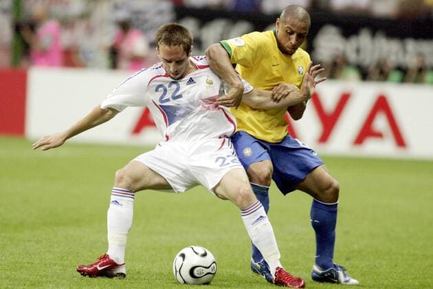 Franck Ribery (Frankreich, li.) gegen Roberto Carlos (Brasilien) Fußball WM Herren WM 2006, Länderspiel, Nationalteam, Viertelfinale, Nationaltrikot, Brasilien - Frankreich Gruppe Frankfurt M. Dynamik, Fußball WM Herren WM 2006, Länderspiel, Nationalteam, Viertelfinale, Nationaltrikot, Brasilien - Frankreich Gruppe Frankfurt M. Dynamik,