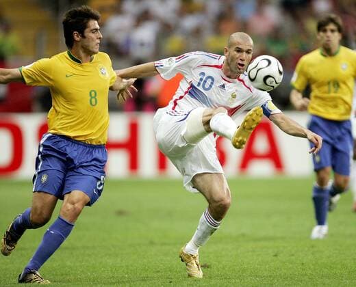 Zinedine Zidane (Frankreich, vorn) gegen Kaka (Brasilien) - Fußball WM Herren WM 2006, Länderspiel, Nationalteam, Nationaltrikot, Viertelfinale, Brasilien - Frankreich 0:1 Gruppe Frankfurt M. Dynamik, Fußball WM Herren WM 2006, Länderspiel, Nationalteam, Nationaltrikot, Viertelfinale, Brasilien - Frankreich 0:1 Gruppe Frankfurt M. Dynamik,