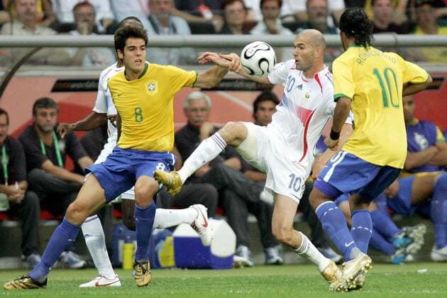 Zinedine Zidane (Frankreich, Mitte) gegen Kaka (li.) und Ronaldinho (beide Brasilien) - Fußball WM Herren WM 2006, Länderspiel, Nationalteam, Nationaltrikot, Viertelfinale, Brasilien - Frankreich 0:1 Gruppe Frankfurt M. Dynamik, Fußball WM Herren WM 2006, Länderspiel, Nationalteam, Nationaltrikot, Viertelfinale, Brasilien - Frankreich 0:1 Gruppe Frankfurt M. Dynamik,