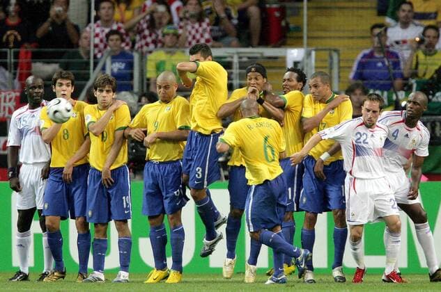 Freistoßmauer Brasilien v.li.: Kaka, Juninho, Ronaldo, Lucio, Ronaldinho, Robert Carlos, Ze Roberto, und Gilberto Silva; Lilian Thuram (li.), Patrick Vieira (re.) sowie Franck Ribery (alle Frankreich) stören die Mauer - Fußball WM Herren WM 2006, Länderspiel, Nationalteam, Nationaltrikot, Viertelfinale, Brasilien - Frankreich 0:1 Gruppe Frankfurt M. Fußball WM Herren WM 2006, Länderspiel, Nationalteam, Nationaltrikot, Viertelfinale, Brasilien - Frankreich 0:1 Gruppe Frankfurt M.