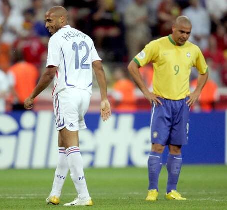 Torschütze Thierry Henry (Frankreich, li.) lächelt, Ronaldo (Brasilien) dagegen ist enttäuscht - Fußball WM Herren WM 2006, Länderspiel, Nationalteam, Viertelfinale, Nationaltrikot, Brasilien - Frankreich 0:1 Gruppe Frankfurt M. Freude, Fußball WM Herren WM 2006, Länderspiel, Nationalteam, Viertelfinale, Nationaltrikot, Brasilien - Frankreich 0:1 Gruppe Frankfurt M. Freude,