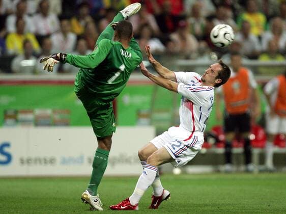 Torwart Dida (Brasilien) rettet gegen Franck Ribery (Frankreich) - Fußball WM Herren WM 2006, Länderspiel, Nationalteam, Viertelfinale, Nationaltrikot, Brasilien - Frankreich 0:1 Gruppe Frankfurt M. Dynamik, Fußball WM Herren WM 2006, Länderspiel, Nationalteam, Viertelfinale, Nationaltrikot, Brasilien - Frankreich 0:1 Gruppe Frankfurt M. Dynamik,
