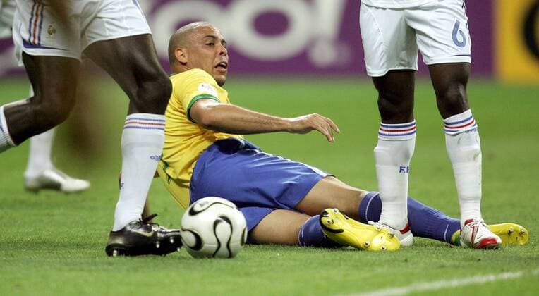 Ronaldo (Brasilien) am Boden - Fußball WM Herren WM 2006, Länderspiel, Nationalteam, Viertelfinale, Nationaltrikot, Brasilien - Frankreich 0:1 Einzelbild Frankfurt M. Fußball WM Herren WM 2006, Länderspiel, Nationalteam, Viertelfinale, Nationaltrikot, Brasilien - Frankreich 0:1 Einzelbild Frankfurt M.