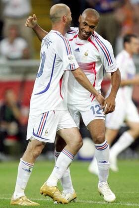 Thierry Henry (re.) und Zinedine Zidane (beide Frankreich) - Torjubel - Fußball WM Herren WM 2006, Länderspiel, Nationalteam, Viertelfinale, Nationaltrikot Gruppe Frankfurt M. Freude, Fußball WM Herren WM 2006, Länderspiel, Nationalteam, Viertelfinale, Nationaltrikot Gruppe Frankfurt M. Freude,