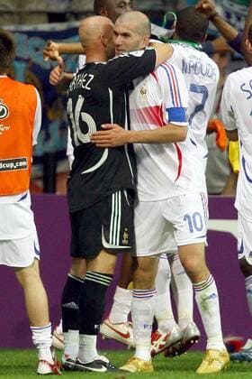 Zinedine Zidane (re.) und Torwart Fabien Barthez (beide Frankreich) - Schlußjubel Fußball WM Herren WM 2006, Länderspiel, Nationalteam, Viertelfinale, Gruppe Frankfurt M. Freude, Fußball WM Herren WM 2006, Länderspiel, Nationalteam, Viertelfinale, Gruppe Frankfurt M. Freude,