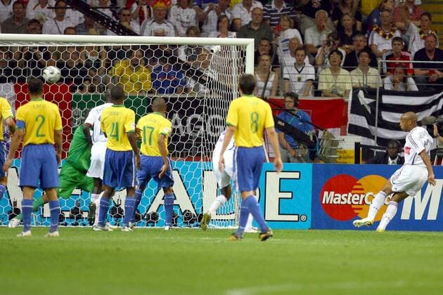 Thierry Henry (Frankreich, re.) trifft per Direktabnahme zum 1:0 Fußball WM Herren WM 2006, Länderspiel, Nationalteam, Viertelfinale, Nationaltrikot, Brasilien - Frankreich 0:1 Gruppe Frankfurt M. Dynamik, Fußball WM Herren WM 2006, Länderspiel, Nationalteam, Viertelfinale, Nationaltrikot, Brasilien - Frankreich 0:1 Gruppe Frankfurt M. Dynamik,