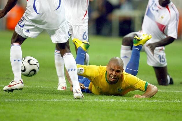 Ronaldo (Brasilien) verzweifelt am Boden Fußball WM Herren WM 2006, Länderspiel, Nationalteam, Viertelfinale, Nationaltrikot, Brasilien - Frankreich 0:1 Gruppe Turnierhighlight Frankfurt M. Enttäuschung, Verzweiflung, Fußball WM Herren WM 2006, Länderspiel, Nationalteam, Viertelfinale, Nationaltrikot, Brasilien - Frankreich 0:1 Gruppe Turnierhighlight Frankfurt M. Enttäuschung, Verzweiflung,