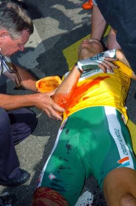 Thor Hushovd (Norwegen Credit Agricole) stürzte nach der Zieldurchfahrt schwer, nachdem er 50m vor dem Ziel von einem jubelnden Anhänger verletzt wurde - Radsport Herren Tour de France 2006, ProTour, Straßenradsport, Straße, Rad, Gruppe 1.Etappe: Straßburg - Straßburg Radsport Herren Tour de France 2006, ProTour, Straßenradsport, Straße, Rad, Gruppe 1.Etappe: Straßburg - Straßburg