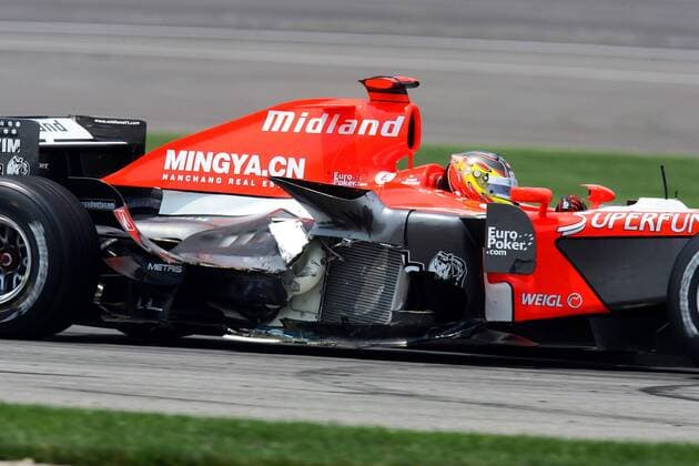 Tiago Monteiro (Portugal MF1) in seinem demolierten Boliden Motorsport Grand Prix Herren Großer Preis der USA 2006, Formel 1 Weltmeisterschaft, F1, F, GP, WM Einzelbild Indianapolis Motorsport Grand Prix Herren Großer Preis der USA 2006, Formel 1 Weltmeisterschaft, F1, F, GP, WM Einzelbild Indianapolis
