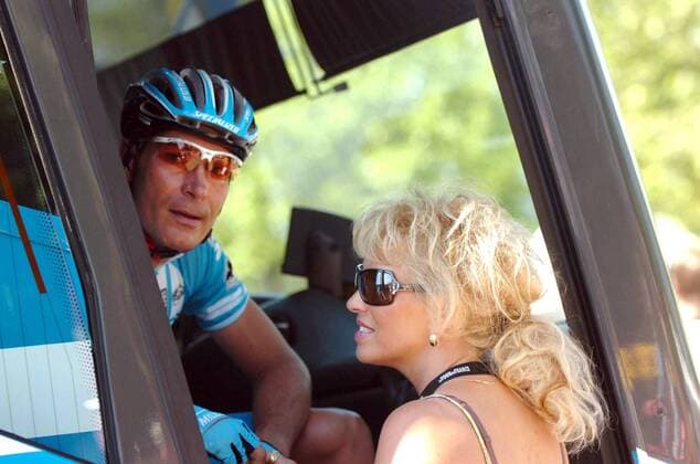 Erik Zabel (Deutschland Milram) sitzt im Teambus und unterhält sich mit seiner Ehefrau Cordula - Radsport Herren 93. Tour de France 2006, ProTour, Straßenradsport, Straße, Rad, Vdig Gruppe 2. Etappe: Obernai - Esch sur Alzette Radsport Herren 93. Tour de France 2006, ProTour, Straßenradsport, Straße, Rad, Vdig Gruppe 2. Etappe: Obernai - Esch sur Alzette