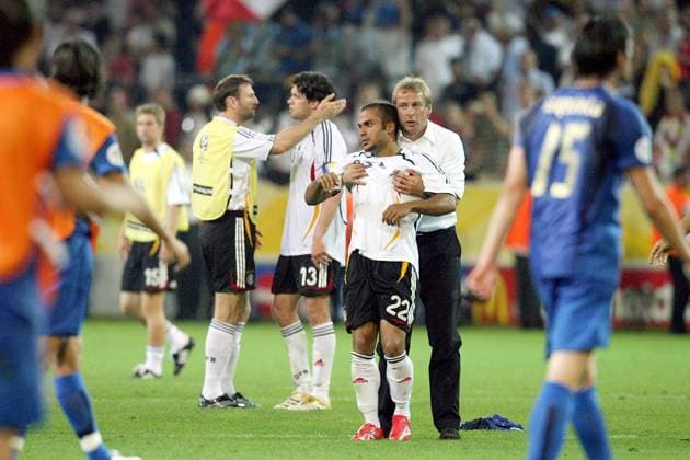 Bundestrainer Jürgen Klinsmann versucht den enttäuschten David Odonkor aufzubauen, hi. Nowotny (li.) und Ballack (alle Deutschland) - Fußball WM Herren WM 2006, Länderspiel, Nationalteam, Nationaltrikot, Halbfinale, Deutschland - Italien 0:2 n.V. Gruppe Dortmund Enttäuschung, Fußball WM Herren WM 2006, Länderspiel, Nationalteam, Nationaltrikot, Halbfinale, Deutschland - Italien 0:2 n.V. Gruppe Dortmund Enttäuschung,