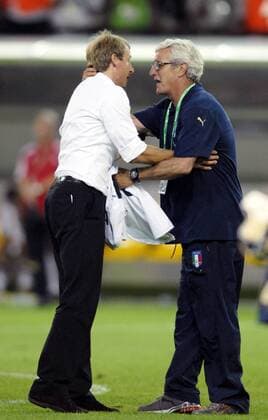 Bundestrainer Jürgen Klinsmann (Deutschland, li.) gratuliert Nationaltrainer Marcello Lippi (Italien) zum Finaleinzug Fußball WM Herren WM 2006, Länderspiel, Nationalteam, Halbfinale, Deutschland - Italien 0:2 n.V. Gruppe Dortmund Kameradschaft, Fußball WM Herren WM 2006, Länderspiel, Nationalteam, Halbfinale, Deutschland - Italien 0:2 n.V. Gruppe Dortmund Kameradschaft,