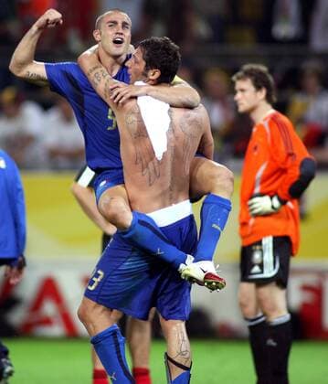 Fabio Cannavaro (li.) und Marco Materazzi (beide Italien) feiern den Finaleinzug, re. der enttäuschte Torwart Lehmann (Deutschland) - Fußball WM Herren WM 2006, Länderspiel, Nationalteam, Halbfinale, Nationaltrikot, Deutschland - Italien 0:2 Vdig, Gruppe Dortmund Begeisterung, Freude, Fußball WM Herren WM 2006, Länderspiel, Nationalteam, Halbfinale, Nationaltrikot, Deutschland - Italien 0:2 Vdig, Gruppe Dortmund Begeisterung, Freude,