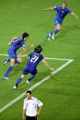 Alessandro del Piero (hi.), Fabio Grosso (li.) und Andrea Pirlo (alle Italien) - Torjubel, vorn der enttäuschte Oliver Neuville - Fußball WM Herren WM 2006, Länderspiel, Nationalteam, Halbfinale, Deutschland - Italien 0:2 n.V. Nationaltrikot Gruppe Dortmund Freude, Begeisterung, Fußball WM Herren WM 2006, Länderspiel, Nationalteam, Halbfinale, Deutschland - Italien 0:2 n.V. Nationaltrikot Gruppe Dortmund Freude, Begeisterung,