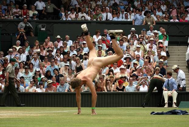 Flitzer vollführt sehr zum Vergnügen der Zuschauer seine Kunststückchen auf dem ehrwürdigen Center Court von Wimbledon (Serie 1 4) Tennis Damen All England Championships 2006, Grand Slam, WTA Tour, Rasen, Rasenplatz, Rasentennis, Rasenturnier Totale Wimbledon London Dynamik Tennis Damen All England Championships 2006, Grand Slam, WTA Tour, Rasen, Rasenplatz, Rasentennis, Rasenturnier Totale Wimbledon London Dynamik