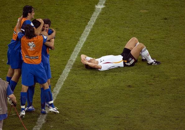 Sebastian Kehl (Deutschland) hadert mit dem Schicksal, während die Italiener den Einzug ins Finale feiern Fußball WM Herren WM 2006, Länderspiel, Nationalteam, Halbfinale, Nationaltrikot, Deutschland - Italien 0:2 Gruppe Dortmund Enttäuschung, Verzweiflung Fußball WM Herren WM 2006, Länderspiel, Nationalteam, Halbfinale, Nationaltrikot, Deutschland - Italien 0:2 Gruppe Dortmund Enttäuschung, Verzweiflung