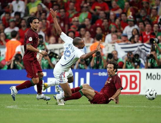 Thierry Henry (Frankreich, Mitte) gegen Ricardo Carvalho (re.) und Fernando Meira (beide Portugal) - Fußball WM Herren WM 2006, Länderspiel, Nationalteam, Halbfinale, Nationaltrikot, Portugal - Frankreich Gruppe München Dynamik, Fußball WM Herren WM 2006, Länderspiel, Nationalteam, Halbfinale, Nationaltrikot, Portugal - Frankreich Gruppe München Dynamik,