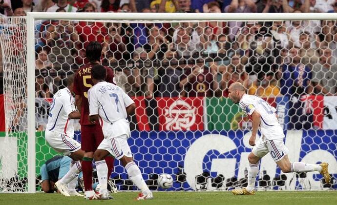 Ball im Netz: Zinedine Zidane (Frankreich, re.) bejubelt sein Elfmetertor gegen Portugal - Fußball WM Herren WM 2006, Länderspiel, Nationalteam, Halbfinale, Nationaltrikot Gruppe München Freude, Fußball WM Herren WM 2006, Länderspiel, Nationalteam, Halbfinale, Nationaltrikot Gruppe München Freude,