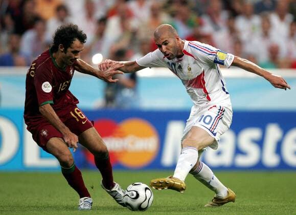 Zinedine Zidane (Frankreich, re.) gegen Ricardo Carvalho (Portugal) - Fußball WM Herren WM 2006, Länderspiel, Nationalteam, Nationaltrikot, Halbfinale, Frankreich - Portugal 1:0 Gruppe München Dynamik, Fußball WM Herren WM 2006, Länderspiel, Nationalteam, Nationaltrikot, Halbfinale, Frankreich - Portugal 1:0 Gruppe München Dynamik,