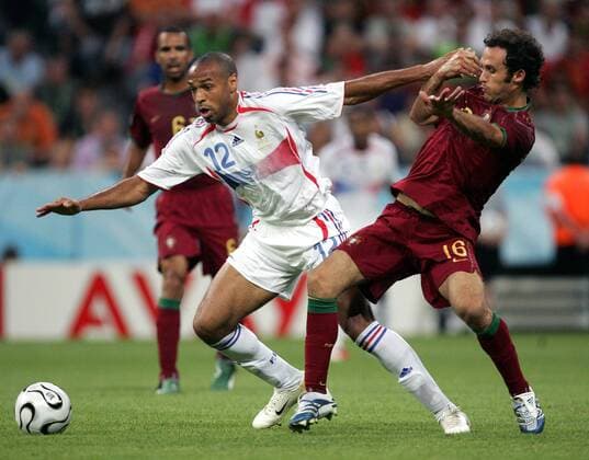 Thierry Henry (Frankreich, li.) gegen Ricardo Carvalho (Portugal) - Fußball WM Herren WM 2006, Länderspiel, Nationalteam, Nationaltrikot, Halbfinale, Frankreich - Portugal 1:0 Gruppe München Dynamik, Kampf, Fußball WM Herren WM 2006, Länderspiel, Nationalteam, Nationaltrikot, Halbfinale, Frankreich - Portugal 1:0 Gruppe München Dynamik, Kampf,