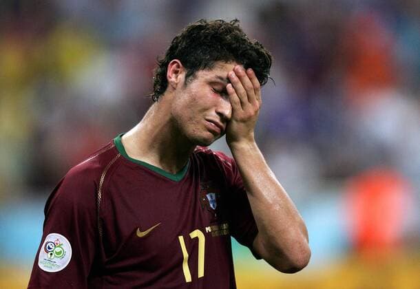 Cristiano Ronaldo (Portugal) enttäuscht - Fußball WM Herren WM 2006, Länderspiel, Nationalteam, Nationaltrikot, Halbfinale, Portugal Einzelbild München Enttäuschung, Erschöpfung, Fußball WM Herren WM 2006, Länderspiel, Nationalteam, Nationaltrikot, Halbfinale, Portugal Einzelbild München Enttäuschung, Erschöpfung,