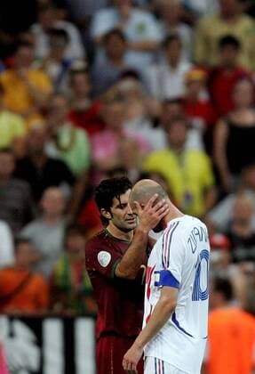 Luis Figo (Portugal, li.) gratuliert Zinedine Zidane (Frankreich) - Fußball WM Herren WM 2006, Länderspiel, Nationalteam, Nationaltrikot, Halbfinale, Portugal - Frankreich 0:1 Totale München Fußball WM Herren WM 2006, Länderspiel, Nationalteam, Nationaltrikot, Halbfinale, Portugal - Frankreich 0:1 Totale München